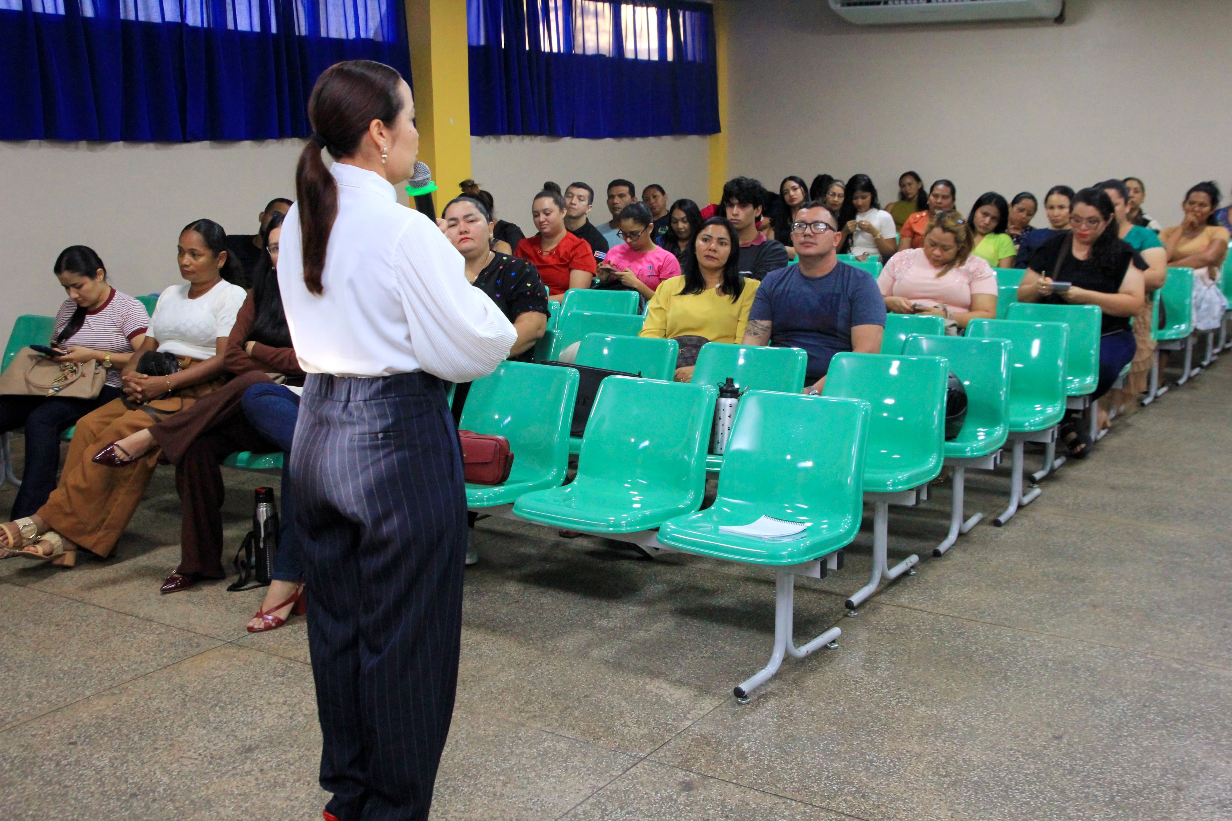 Curso sobre adoção, em Parintins
