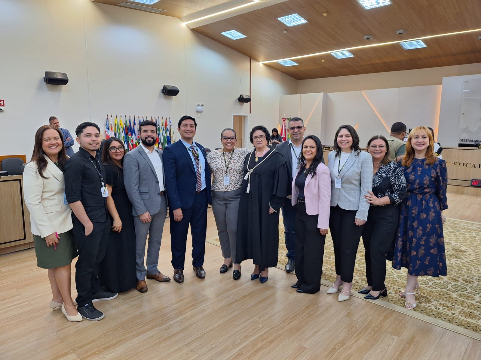 Desembargadora Ana Diógenes com a equipe de gabinete