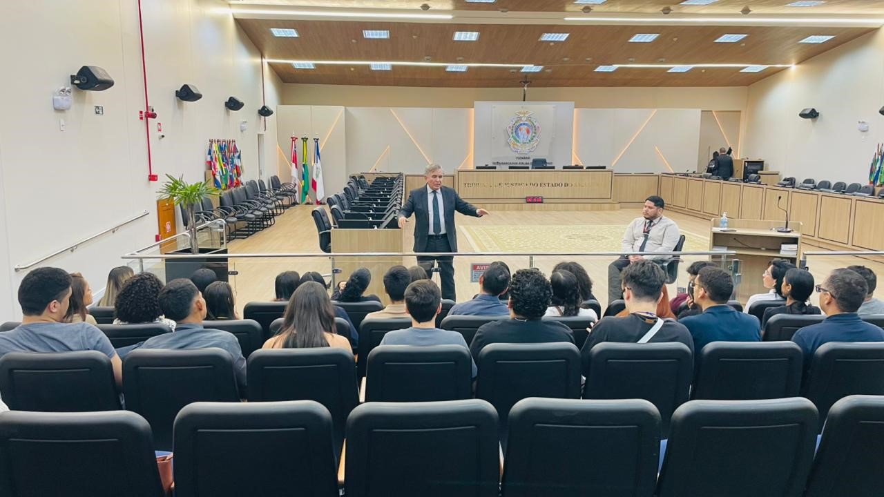 Foto mostra o desembargador Flávio Pascarelli falando ao público no plenário do TJAM