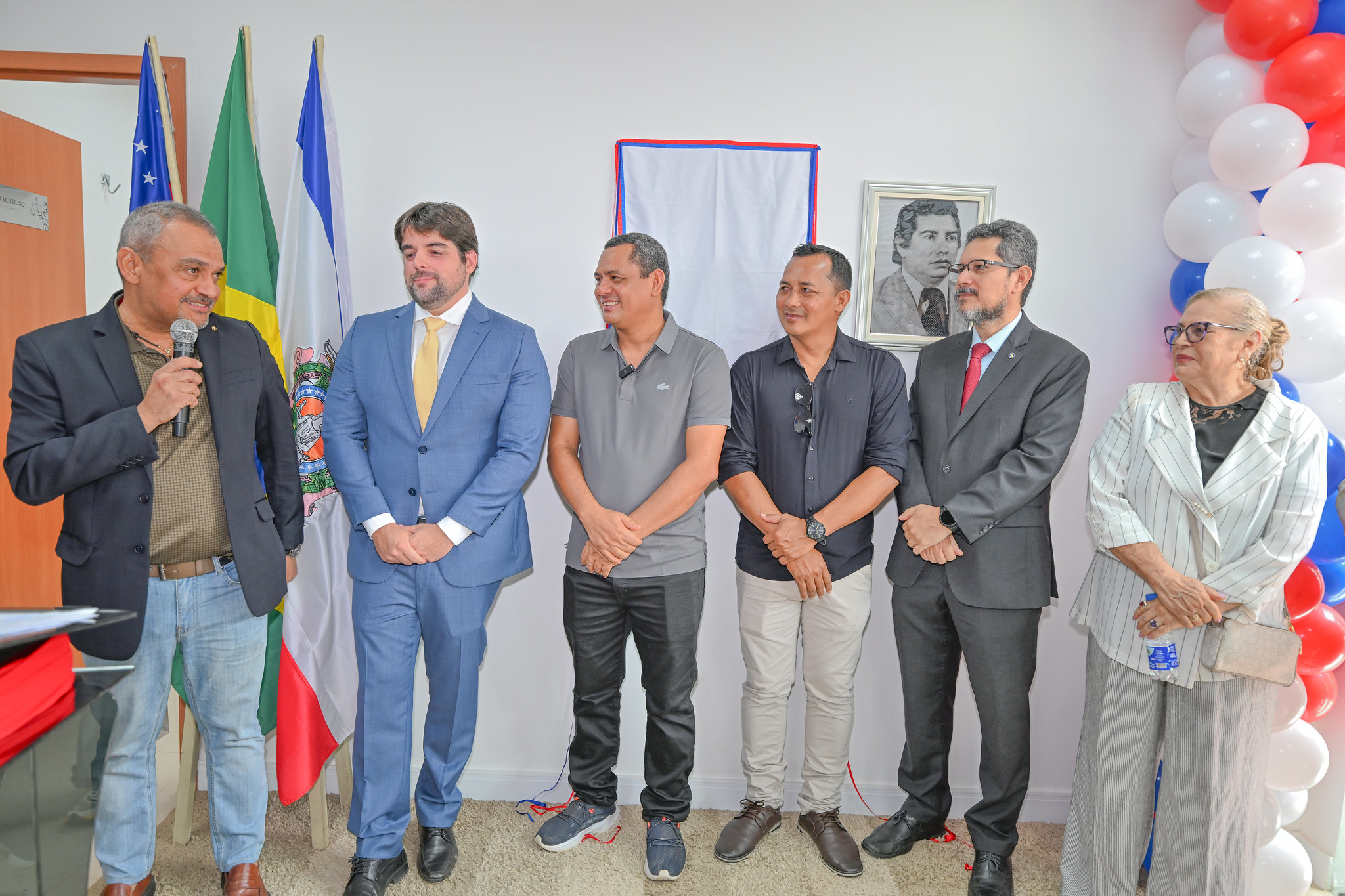 Foto mostra o presidente da Corte, desembargador Jomar Fernandes (1º à esquerda), falando ao público formado por autoridades durante a inauguração do fórum de Alvarães.
