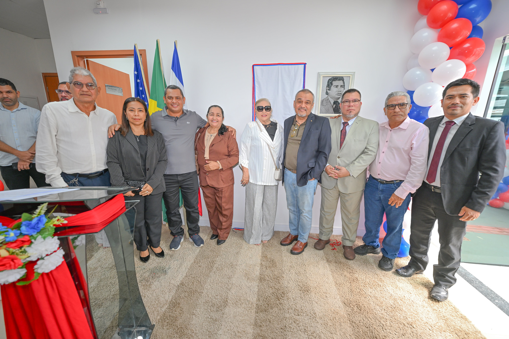 Foto mostra autoridades durante inauguração do Fórum de Alvarães