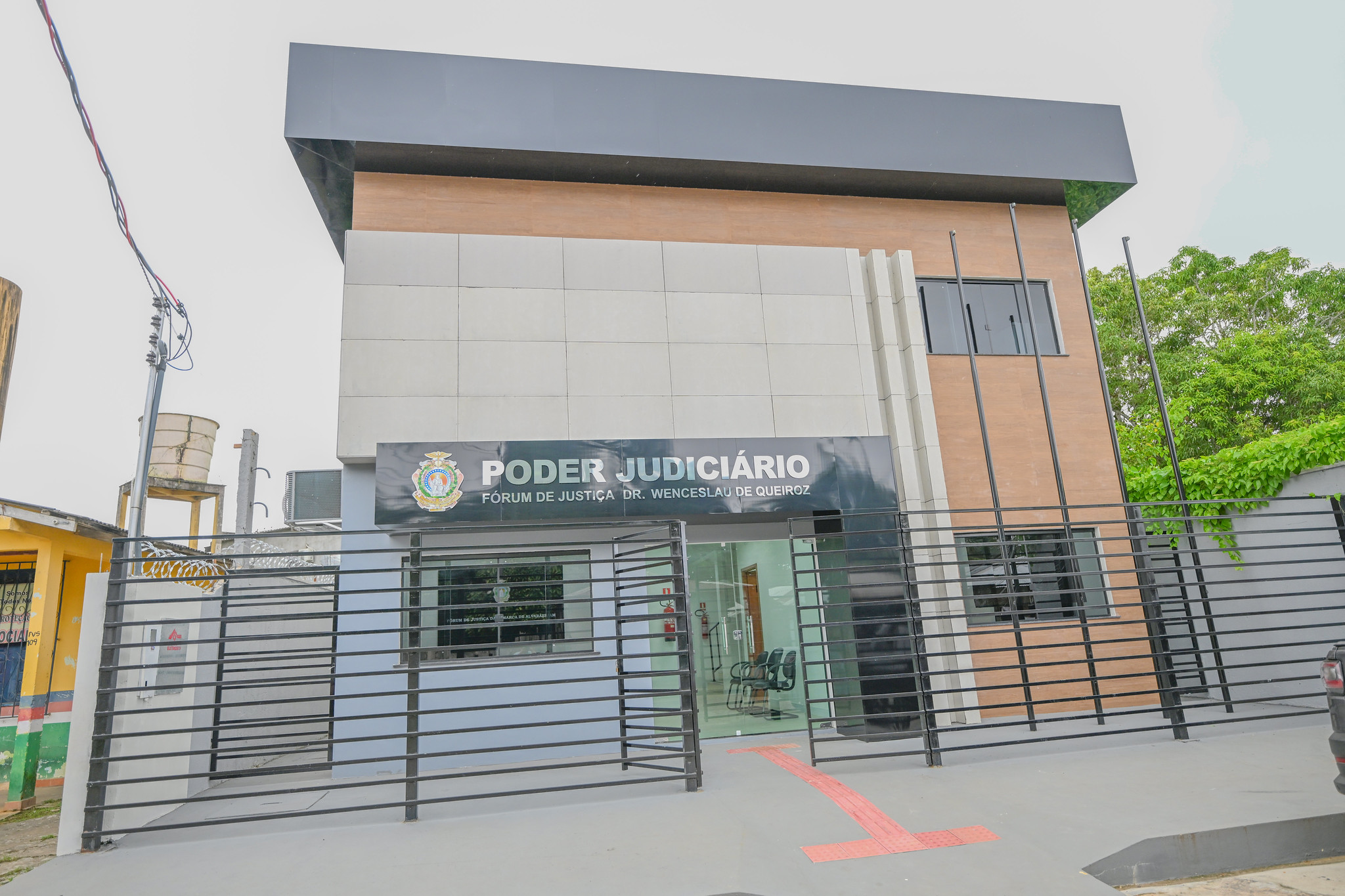 Foto mostra a fachada do novo Fórum de Alvarães