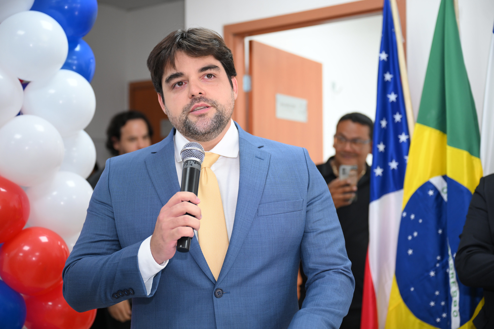 Foto mostra o juiz Igor Caminha falando ao microfone