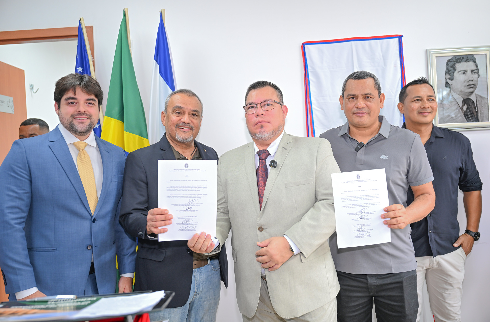 Foto mostra autoridades durante a inauguração do Fórum de Alvarães