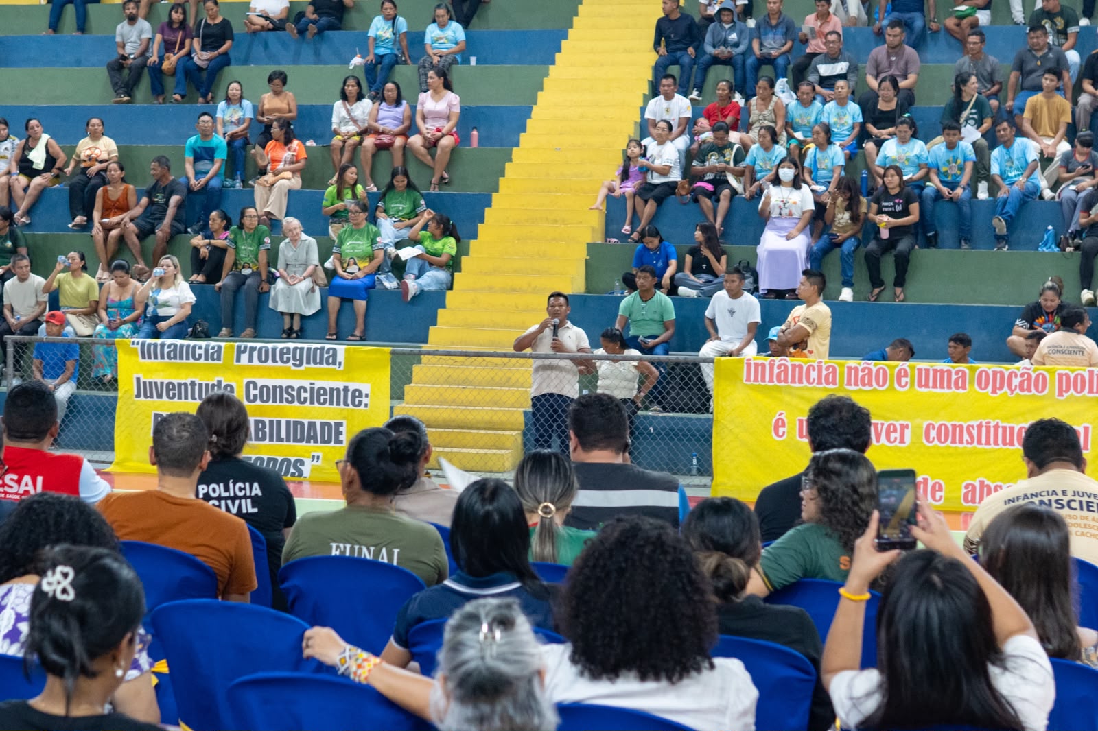 Foto mostra público durante audiência pública em São Gabriel da Cachoeira