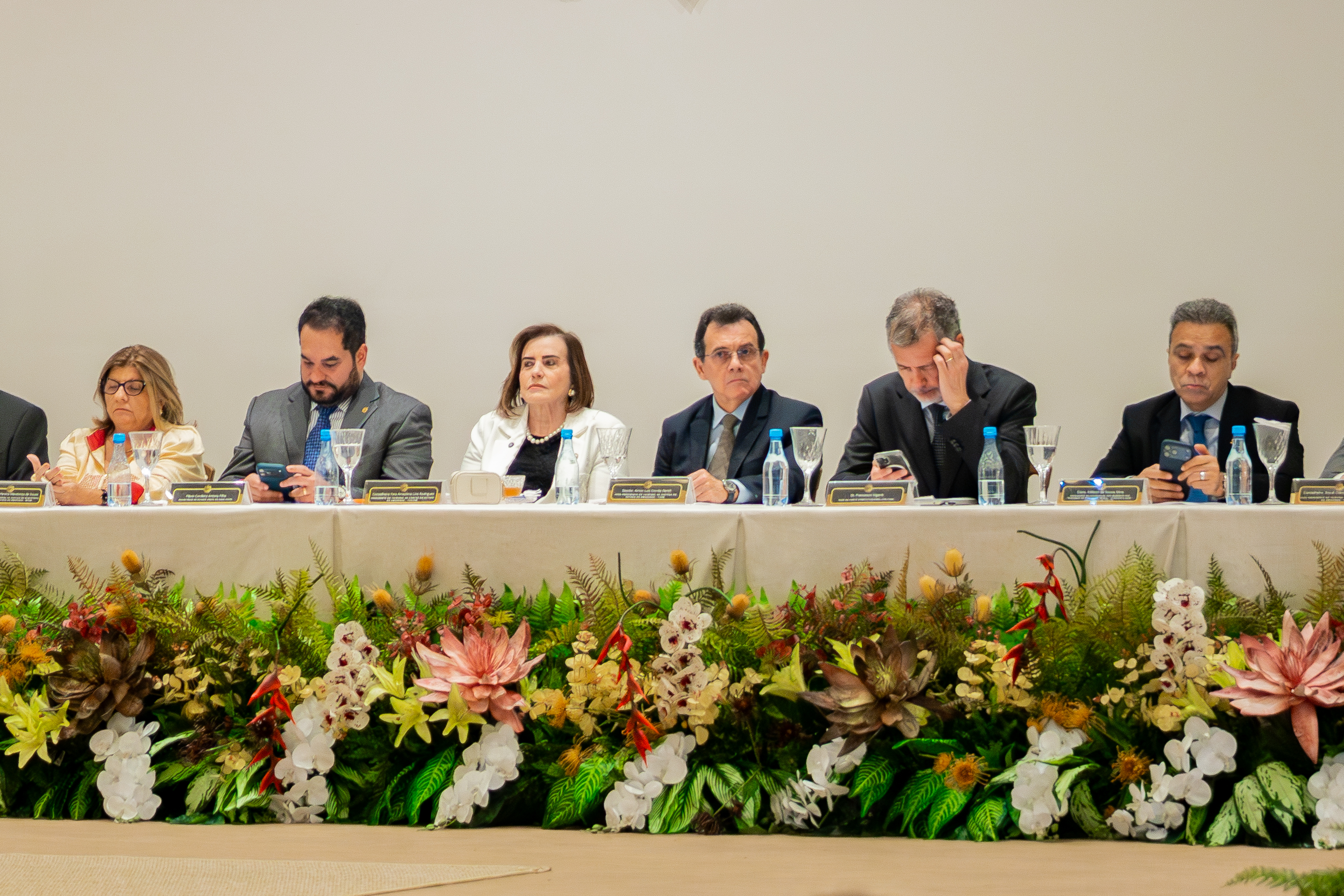 Foto mostra autoridades durante evento do TCE/AM, entre eles o desembargador Airton Gentil (terceiro da direita para a esquerda)