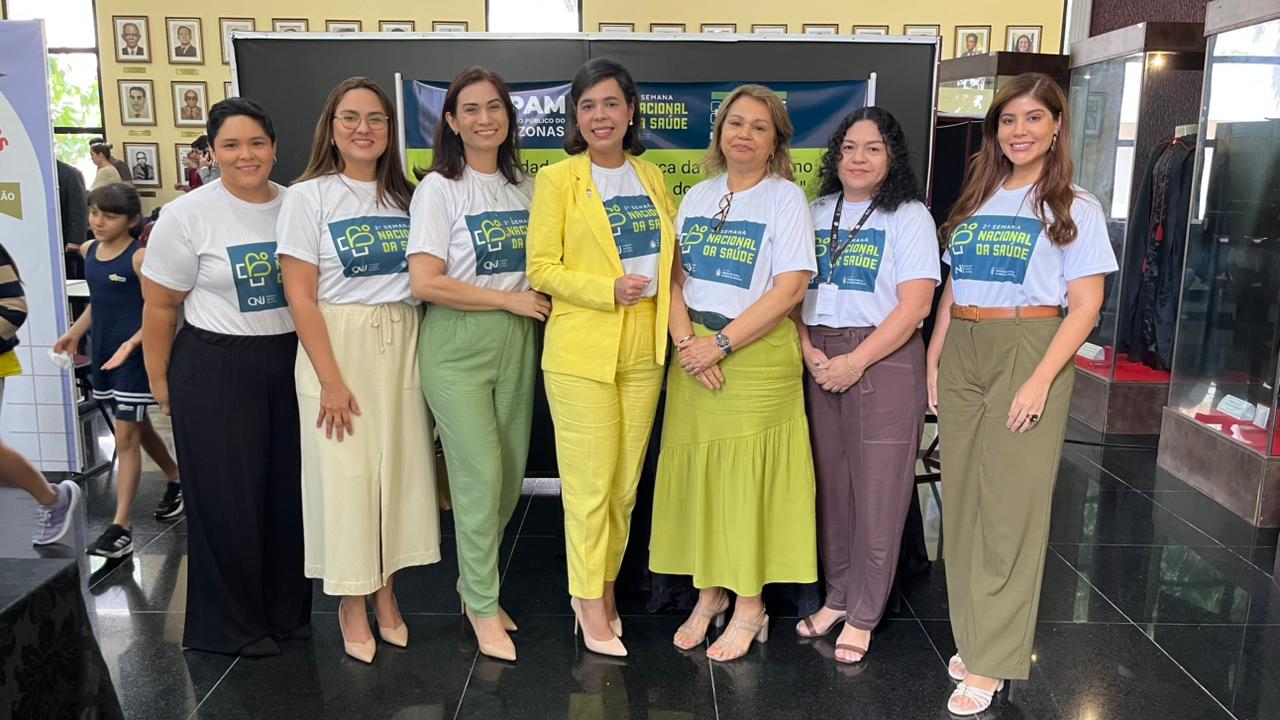 Foto mostra sete mulheres em pé, inclusive a juíza Etelvina Braga (terceira da direita para a esquerda)