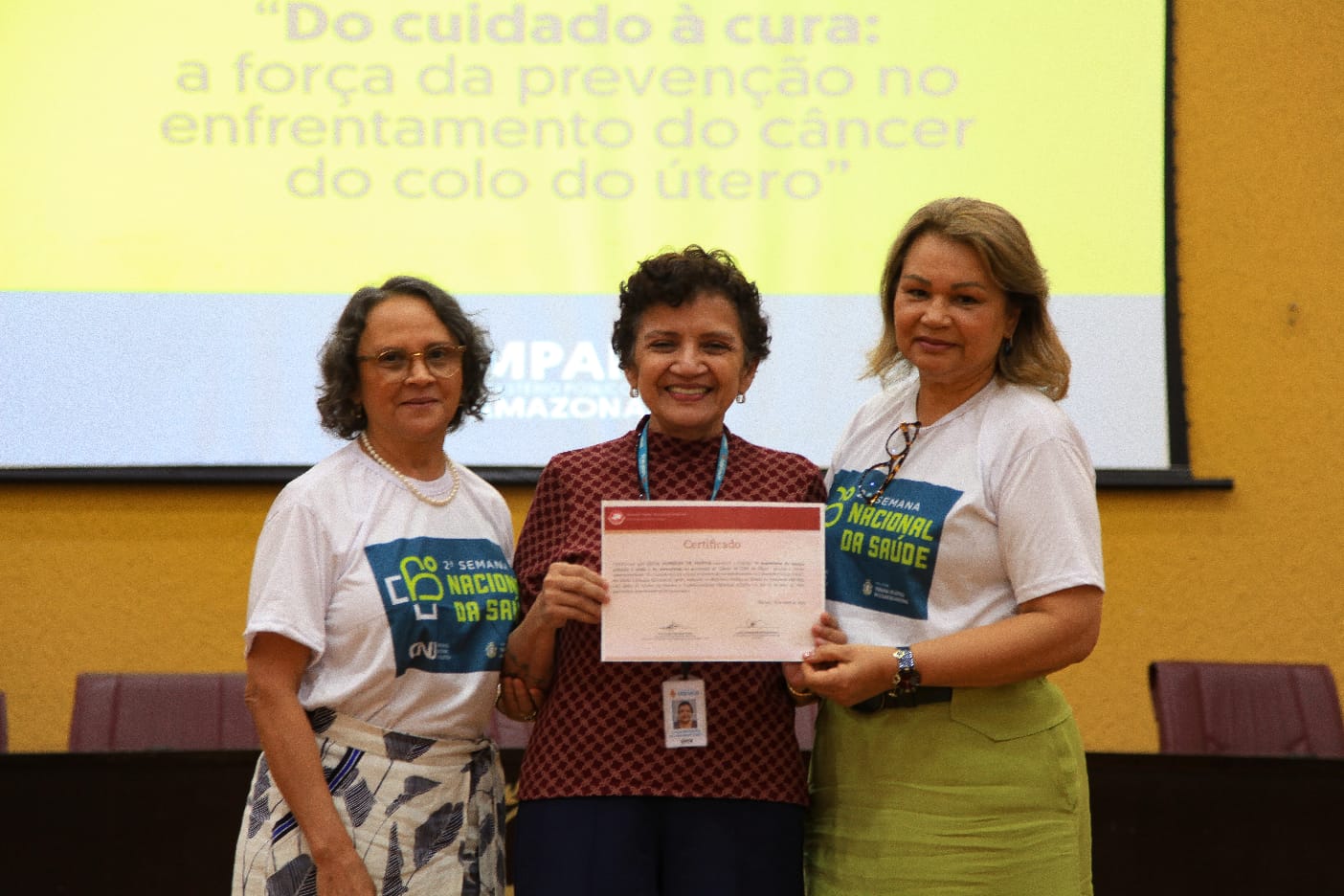 Foto mostra três mulheres, sendo que uma delas é a juíza Etelvina Braga (primeira da direita para a esquerda, segurando um documento ao lado de outra mulher)