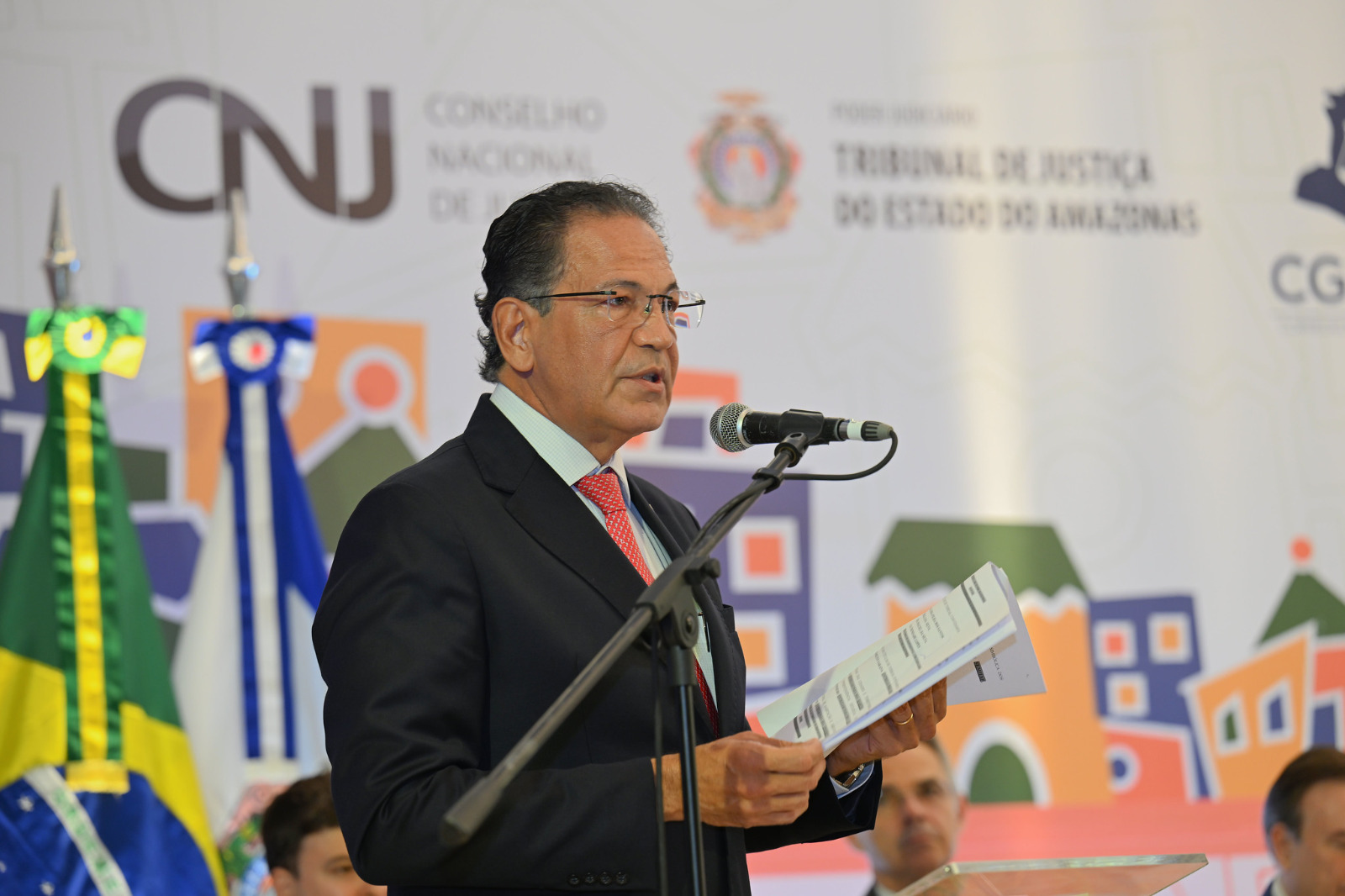 Foto mostra o corregedor nacional de Justiça, ministro Mauro Campbell, falando ao público por meio de um microfone