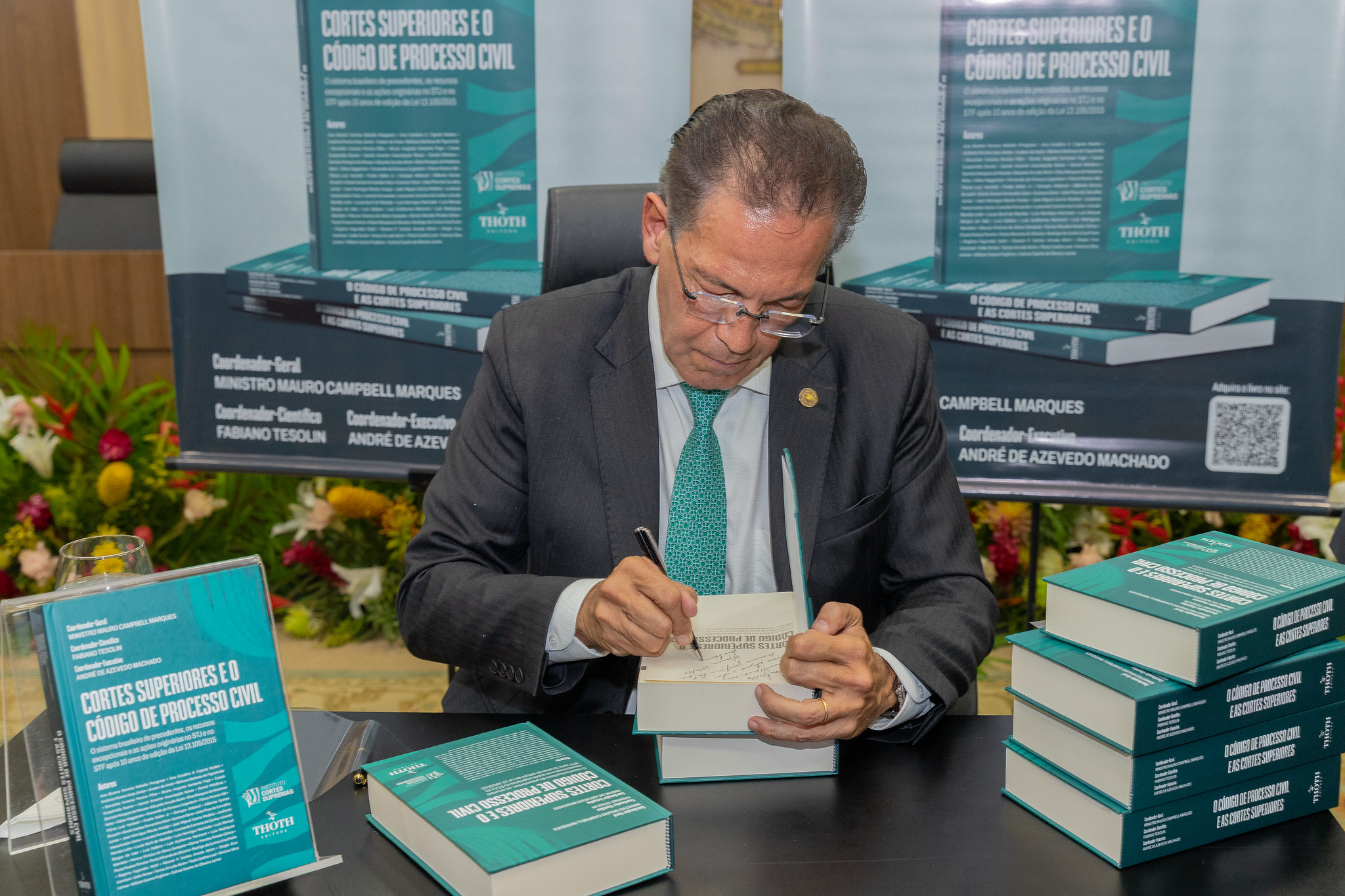 Lançamento do livro com coordenação geral do ministro Mauro Campbell Slider