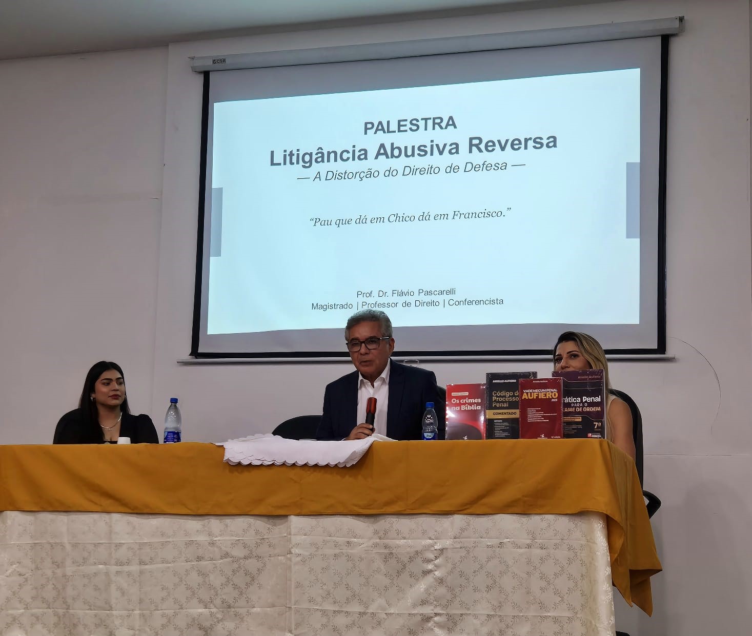 Diretor da Esmam palestra para alunos de Direito da UEA