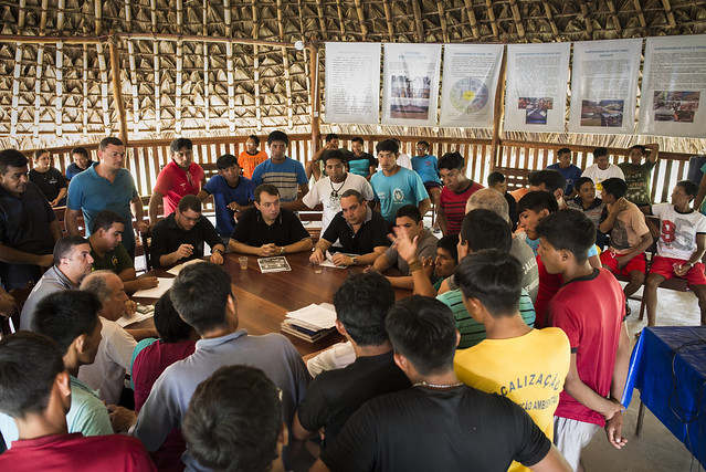 Equipes do TJRR e do TJAM em ação de atendimento na terra dos waimiri atroari pelo projeto Justiça Itinerante Conjunta que concorre ao Innovare. Foto Raphael Alves